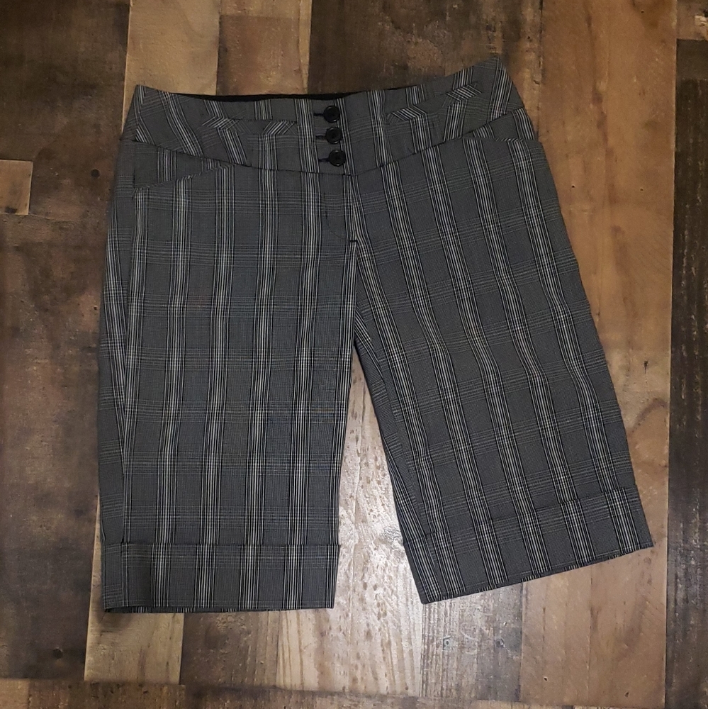 🌻 Smart Set Long Pin-Striped Shorts